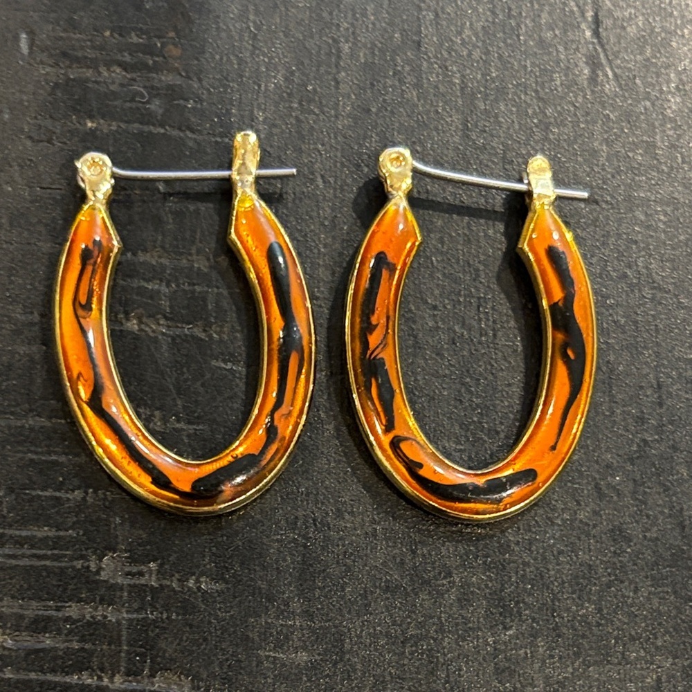 Vibrant Gold Tone Hoop Pattern Classy Oval Earrings